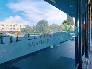 una finestra di un edificio con le parole contro i signori d'affari di lusso di The Leverage Business Hotel - Bandar Baru Mergong a Alor Setar