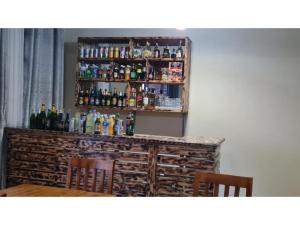 un bar con due sedie e un tavolo con bevande di Room in Guest room - Charming Room in Kayove, Rwanda - Your Perfect Getaway 