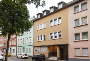 une rangée de bâtiments dans une rue de la ville dans l'établissement Huge apartment with Sauna and free parking, à Duisbourg