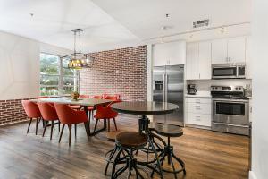 A kitchen or kitchenette at Gorgeous 4BR Luxury Condo Steps to French Quarter