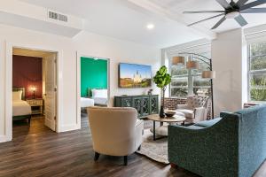 A seating area at Gorgeous 4BR Luxury Condo Steps to French Quarter