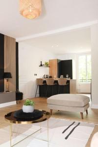 sala de estar con sofá y mesa en Appartement Le Perchoir by La Boîte En Plus, en Senlis