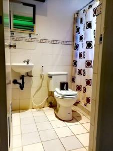 uma casa de banho com um WC e um lavatório em Condo near NAIA Terminals Fasanvej Studio Netflix em Manila