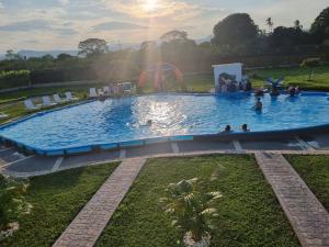 Bazén v ubytování Hotel nelumbo nebo v jeho okolí