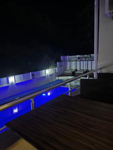 Bazén v ubytování Street61 Apart Hotel nebo v jeho okolí