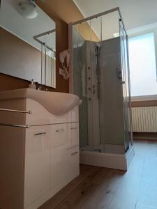 W łazience znajduje się umywalka i prysznic. w obiekcie Downtown - Camere in Centro w mieście Ferrara