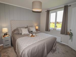 1 dormitorio con cama y ventana en 35 Delamere Point en Northwich
