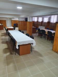 uma sala de conferências com mesas e cadeiras numa sala sem ermott em Vila Prahova Busteni em Buşteni