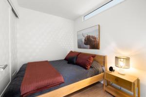 een slaapkamer met een bed en een foto van een stier bij Brand New Building! Modern, Conveniently Located 1 Bedroom Condo. in Victoria