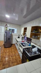 a kitchen with a stove and a refrigerator at Casa familiar barranco in Barranquilla