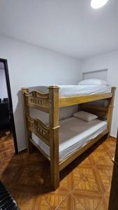 kilka łóżek piętrowych w pokoju w obiekcie Casa familiar barranco w mieście Barranquilla