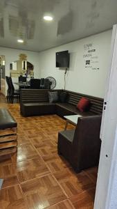 salon z kanapą i stołem w obiekcie Casa familiar barranco w mieście Barranquilla