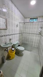 a bathroom with a shower and a toilet and a sink at Casa familiar barranco in Barranquilla