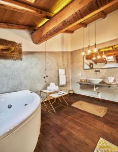 La salle de bains est pourvue d'une baignoire blanche et d'un lavabo. dans l'établissement Agriturismo Cascina Mirandola, à Côme