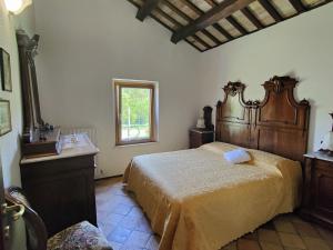 a bedroom with a bed and a sink and a window at Agriturismo la Casa del Vecchio Mulino in Carassai