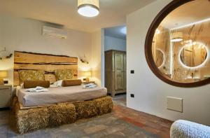 um quarto com uma cama grande e um espelho grande em Agriturismo Cascina Mirandola em Como