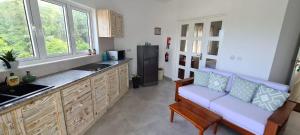 Kuchyň nebo kuchyňský kout v ubytování Harmony Self-Catering Apartments