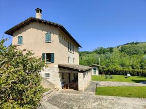 a large stone building with a roof at Agriturismo la Casa del Vecchio Mulino in Carassai