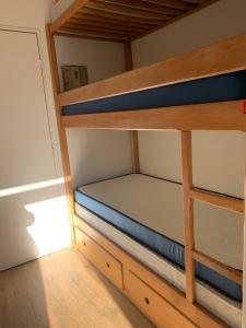 1 Schlafzimmer mit 2 Etagenbetten in einem Zimmer in der Unterkunft Studio avec Balcon Pra chauvet in Uvernet