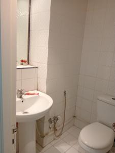a bathroom with a toilet and a sink at Mia casa in La Goulette
