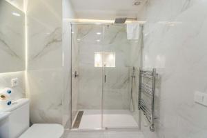 Kúpeľňa v ubytovaní Modern and luxurious -3 Bdr 2Bth- Pastor y Landero