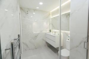 Kúpeľňa v ubytovaní Modern and luxurious -3 Bdr 2Bth- Pastor y Landero