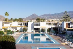widok na hotel z basenem w obiekcie Monolocale Splendida casa vacanze in Tenerife del Sur Casa Mimì w Aronie