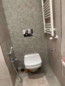 a bathroom with a toilet and a shower stall at Appartement luxueux in Tunis