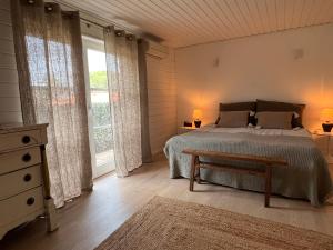 sypialnia z łóżkiem, stołem i oknem w obiekcie Casalot Almancil w mieście Almancil