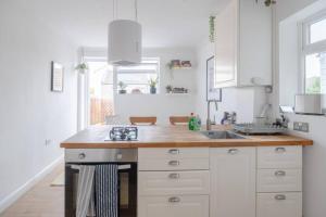 Köök või kööginurk majutusasutuses Stylish & Homely 1BD Flat - Walthamstow!