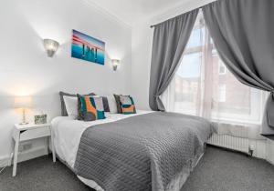 En eller flere senger på et rom på Elmbank Apartment by Klass Living Bellshill