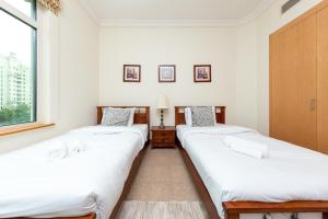 Postel nebo postele na pokoji v ubytování Beautiful 3BR with Beach Access - Palm Jumeirah
