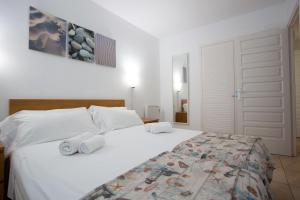A bed or beds in a room at INMUEBLE DE CATEGORIA. Wifi FREE Még 37 kép