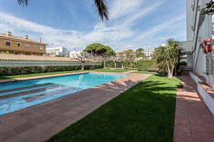 una piscina in mezzo a un cortile di INMUEBLE DE CATEGORIA. Wifi FREE a L'Escala