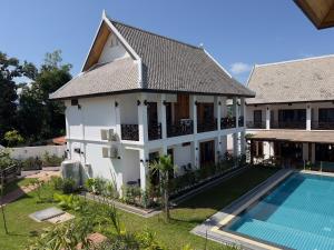 einen Luftblick auf eine Villa mit einem Pool in der Unterkunft Madilao Hotel in Luang Prabang