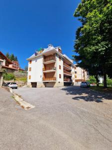 un grande edificio sul lato di una strada di WH-Bilocale Green Roburent a San Giacomo