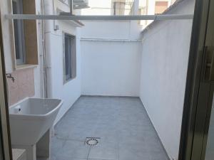 bagno bianco con lavandino e servizi igienici di HOLIDAY PATRIZIA'S HOME 2.0 a San Giorgio Ionico