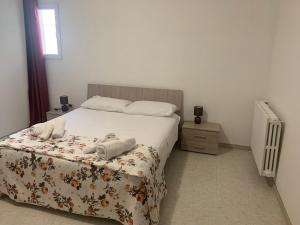 una camera da letto con un letto con copriletto floreale di HOLIDAY PATRIZIA'S HOME 2.0 a San Giorgio Ionico