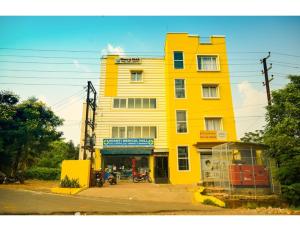 ブバネーシュワルにあるMy Homes and Hotels, Bhubaneswar, Odishaの通路脇の黄色い建物