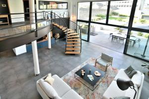 uma vista aérea de uma sala de estar com uma escada em espiral em Villa Amor - Vacances entre mer et piscine em Lamballe