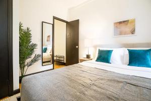 um quarto com uma cama grande e almofadas azuis em Apartment 189: Upper East Side em Nova York