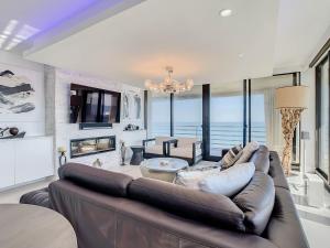 O zonă de relaxare la Oceanfront View Wrap Around Balcony Luxury Corner Unit Ebb Tide 401