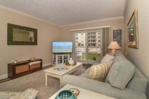 Χώρος καθιστικού στο Walk out sliders to the Pool Beachl Sea Coast Gardens II 111