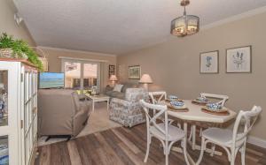 Χώρος καθιστικού στο Walk out sliders to the Pool Beachl Sea Coast Gardens II 111