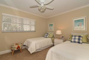 Ένα ή περισσότερα κρεβάτια σε δωμάτιο στο Walk out sliders to the Pool Beachl Sea Coast Gardens II 111 +24 φωτογραφίες