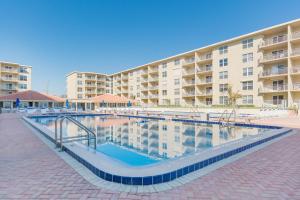 Πισίνα στο ή κοντά στο Walk out sliders to the Pool Beachl Sea Coast Gardens II 111