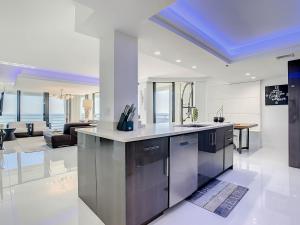 Kuchyň nebo kuchyňský kout v ubytování Oceanfront View Wrap Around Balcony Luxury Corner Unit Ebb Tide 401