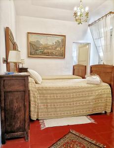 um quarto com duas camas e um quadro na parede em Appartamento elegante em Morciano di Romagna
