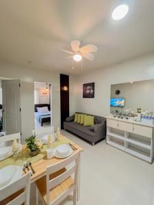 uma sala de estar com uma mesa e um sofá em 2 Bedroom and 1 Bedroom Apartments with Private Pool and Gym em Puerto Princesa