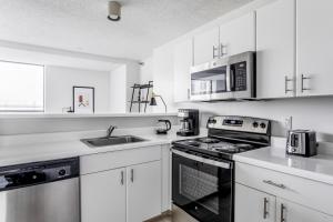 A cozinha ou cozinha compacta de Streeterville Studio w Pool Gym nr Navy Pier CHI-788